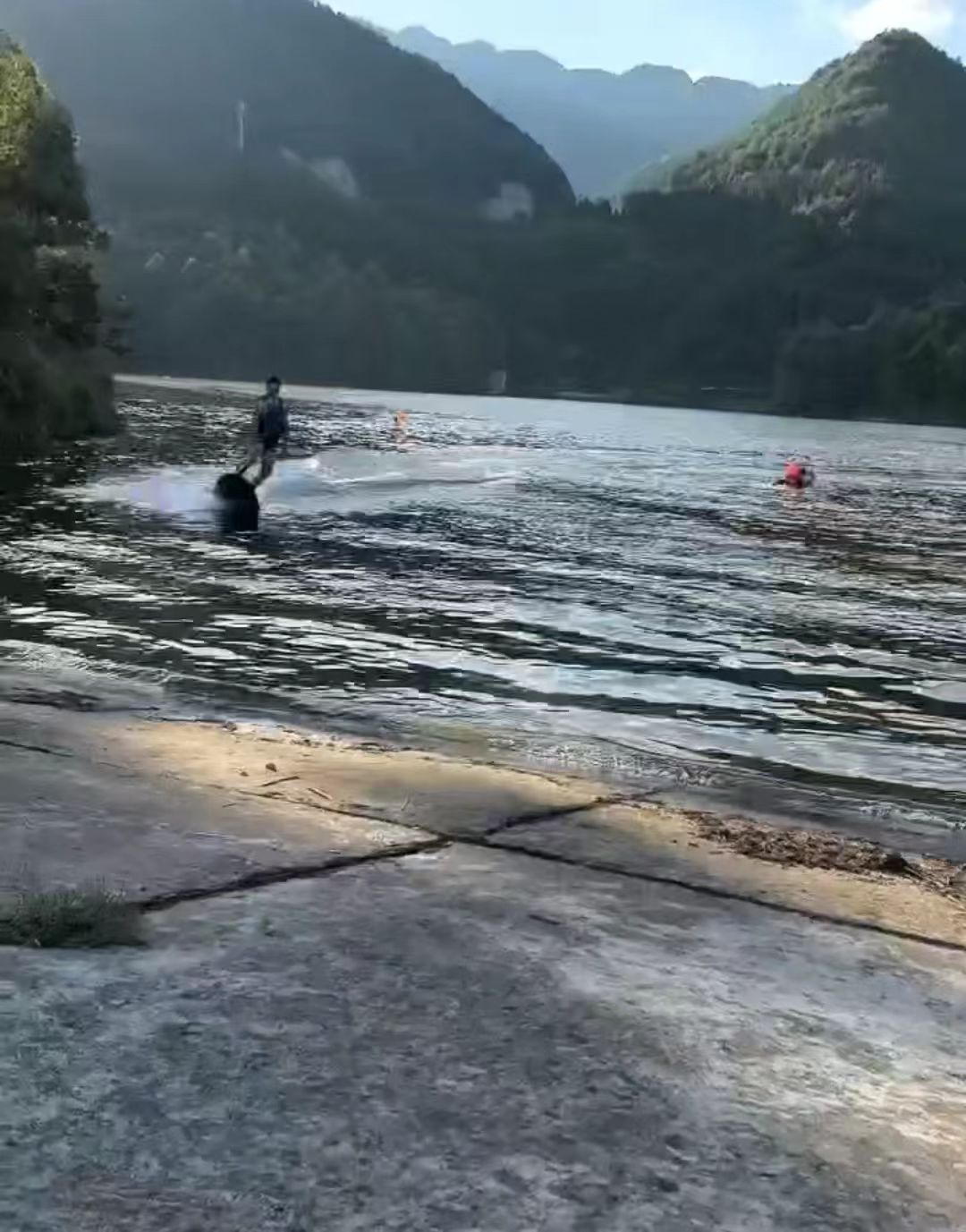 滑板横冲直闯